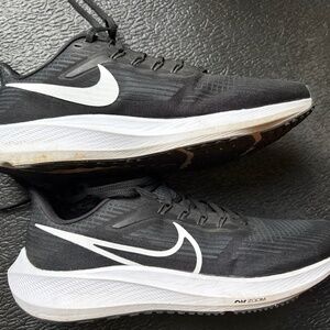 Men's Nike Black and White Running Shoe - Size 11